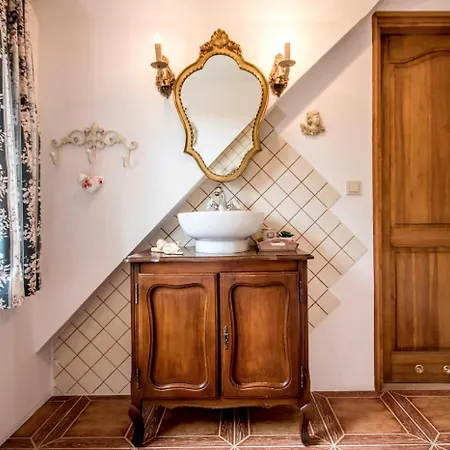 Dom Pod Skrzydłami Nocleg ze śniadaniem 3*